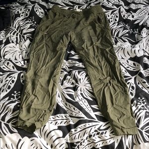 H & M green cropped pants